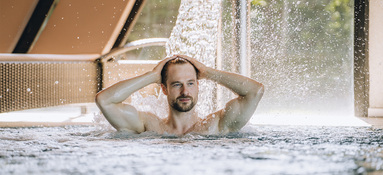 LI_Imageshooting_Mai26_TatjanaVogt_Sunset-Spa_Panorama-Hallenbad_Nackendusche_535_1400x650px