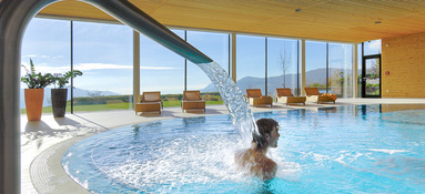 LI_Wellness_Panorama-Pool-Nackendusche_bearb_1400x650px