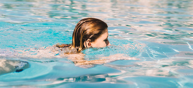 Linde_Sunset-Spa_Frau-schwimmt-in-Pool_766x350px Linde_Sunset-Spa_Frau-schwimmt-in-Pool_766x350px