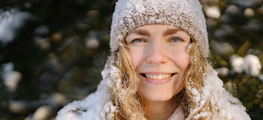 Schnee-Sonne-Gesicht_pexels-yankrukov-6615670_1400x650px