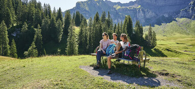 Wanderpause mit Klippern im Hintergrund (c) Alex Kaiser - Bregenzerwald Tourismus