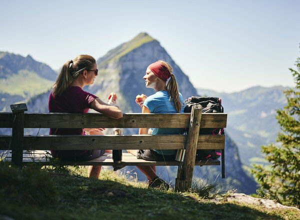 Wanderpause mit Blick auf die Kanisfluh (c) Alex Kaiser - Bregenzerwald Tourismus [Webqualität]